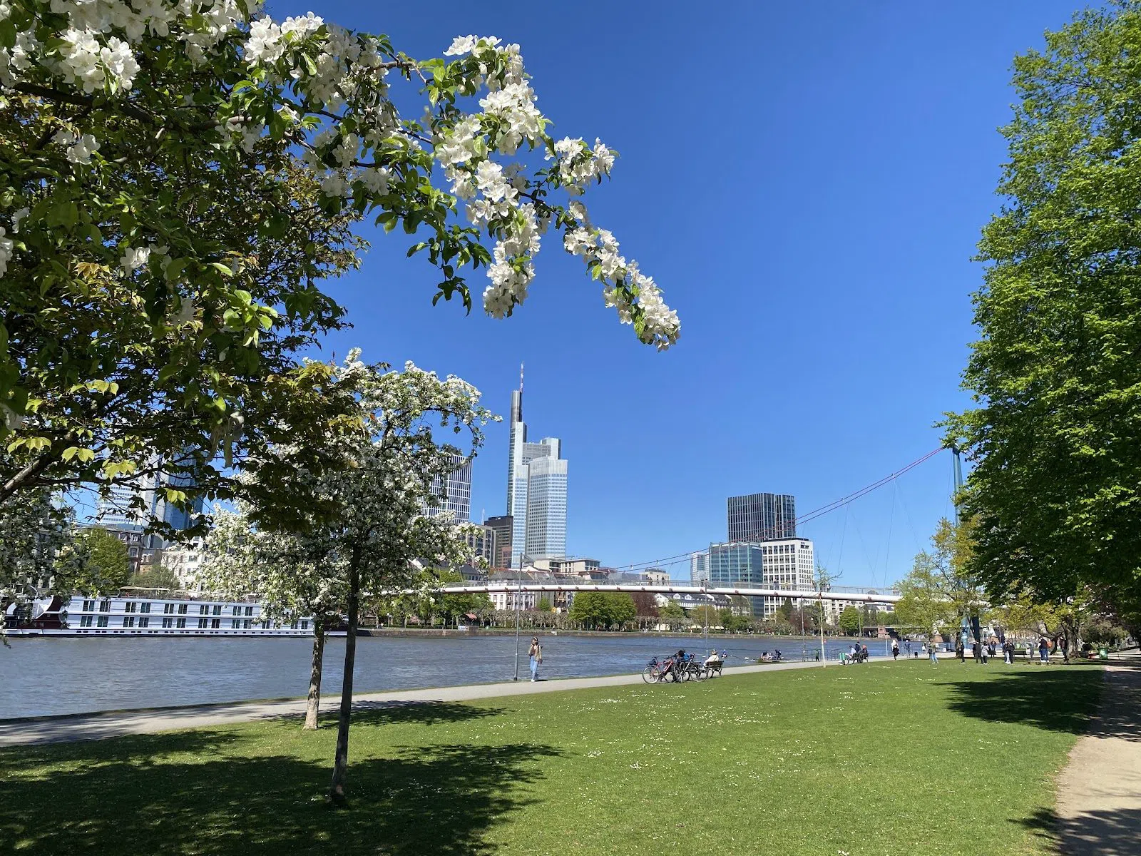Nördliches Mainufer (Paseo Fluvial Norte del Meno), Fráncfort